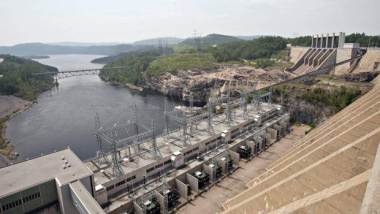 The Jean-Lesage hydro-electric dam generates power along the Manicouagan River, north of Baie-Comeau, Quebec. AP file photo