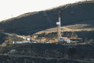 Equipment on a ridge in Southern California Gas Company's vast Aliso Canyon facility, site of the gas leak. Photo by Scott L from Los Angeles, USA. CC BY-SA 2.0. Wikimedia Commons. 